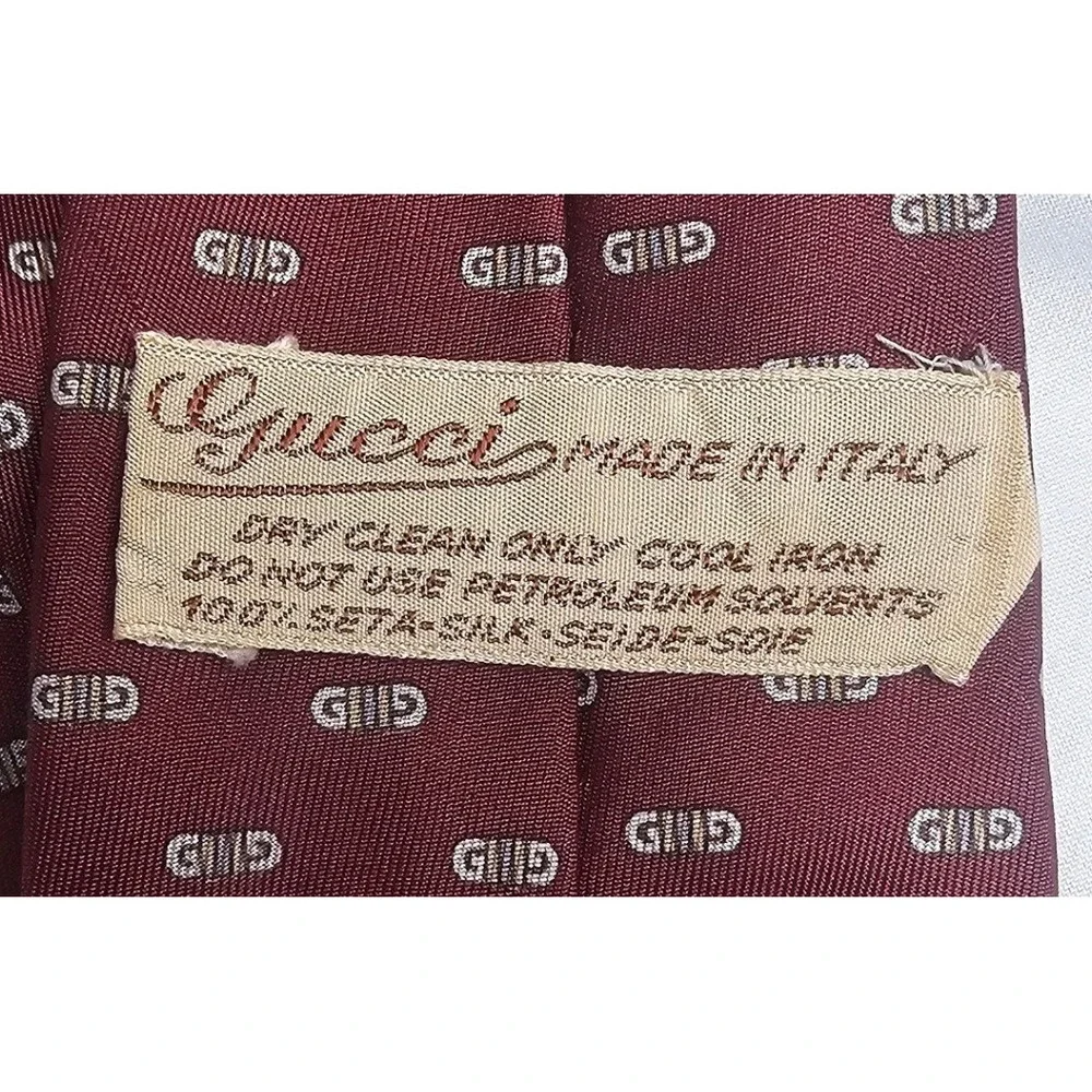 VTG Gucci Mens Silk Tie Burgundy Red GG Logo Crest Pattern Made in Italy